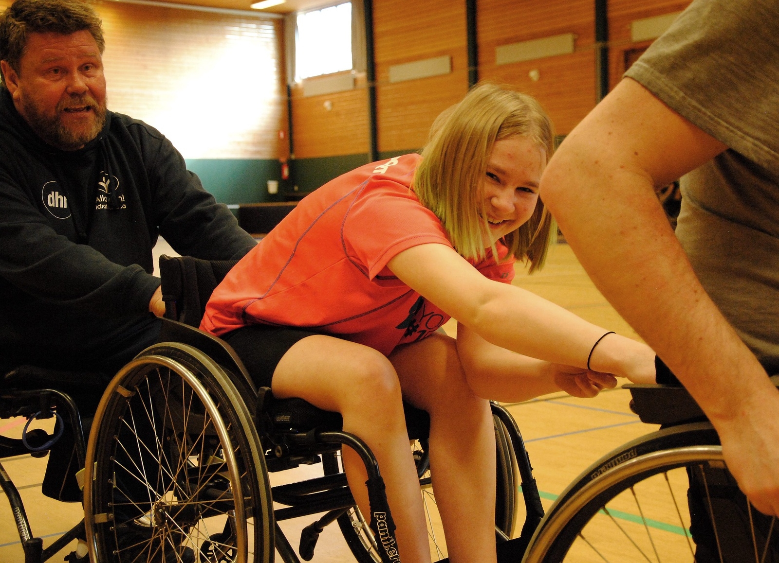 Emelie Uitto tyckte det var intressant att prova på att vara rullstolsburen. Pelle Sköldbäck ledde dagens övningar.