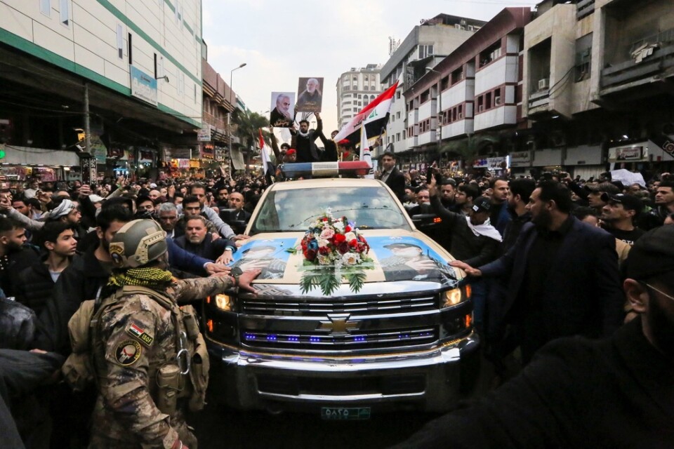 Sörjande i Bagdad trängs runt bilen som transporterar den iranske generalen Qassem Soleimanis kista.