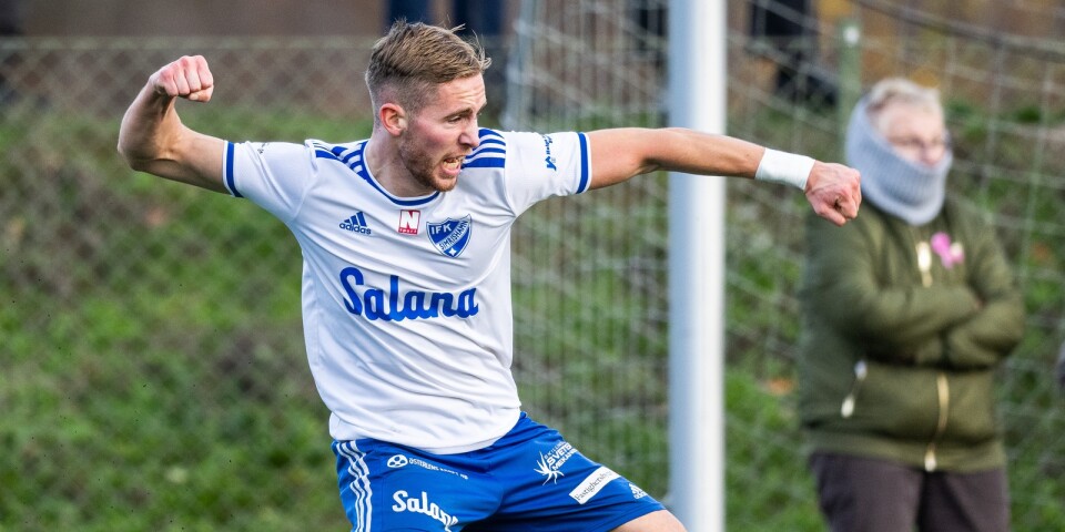 IFK Simrishamns Pontus Wiktorsson firar efter sitt 2–0-mål mot Högsby. Sammanlagt gjorde han sex mål på de fyra kvalmatcherna.