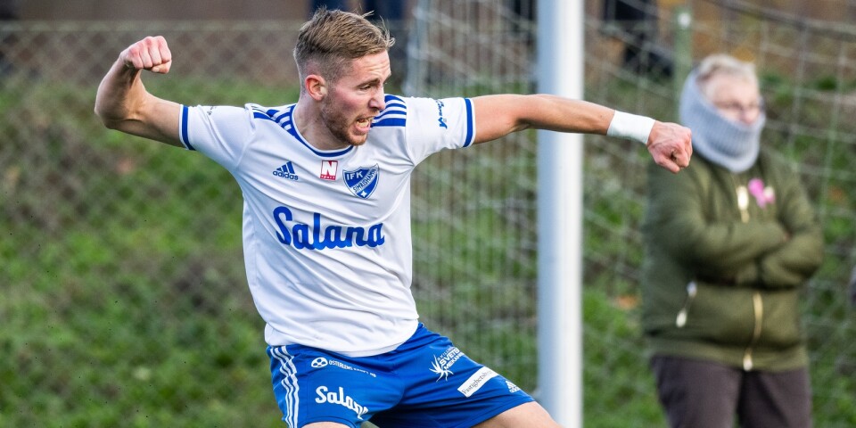 Pontus Wiktorsson jublar efter ett av sina många mål i kvalspelet till division 2. Nu är det klart att anfallaren stannar i IFK Simrishamn.