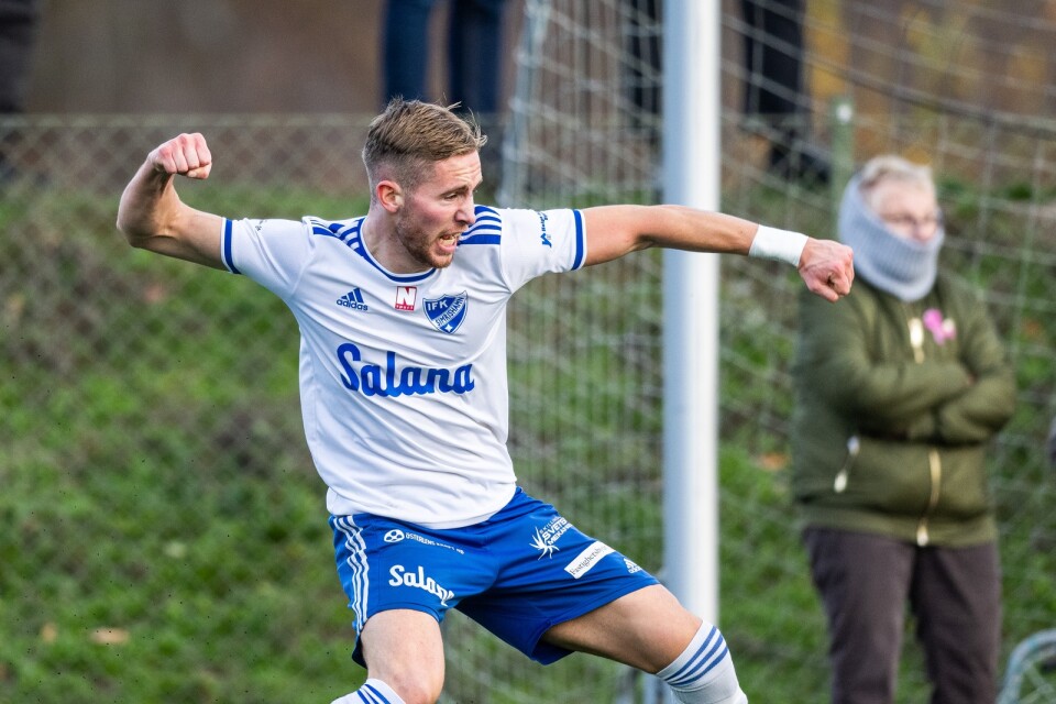 IFK Simrishamns Pontus Wiktorsson jublar efter sitt 2–0-mål mot Högsby.