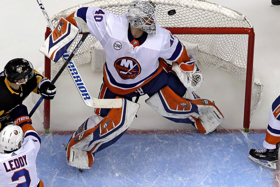 New York Islanders Robin Lehner vaktar kassen i en match mot Pittsburgh Penguins i april i år. Arkivbild.