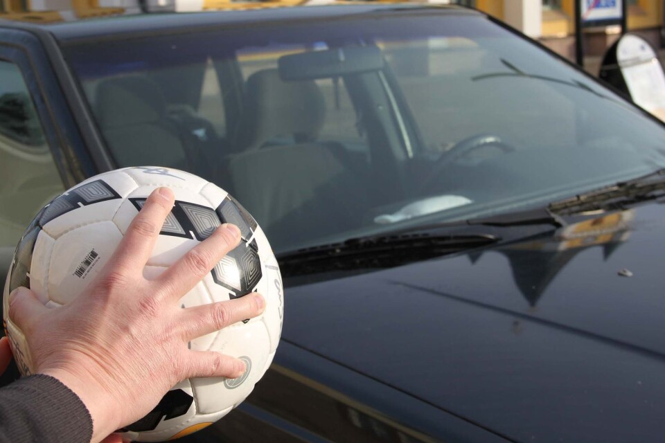 ”Framkallande av fara för annan” - flera bilar som åkt igenom Köpingsvik har träffats av  kastade fotbollar.