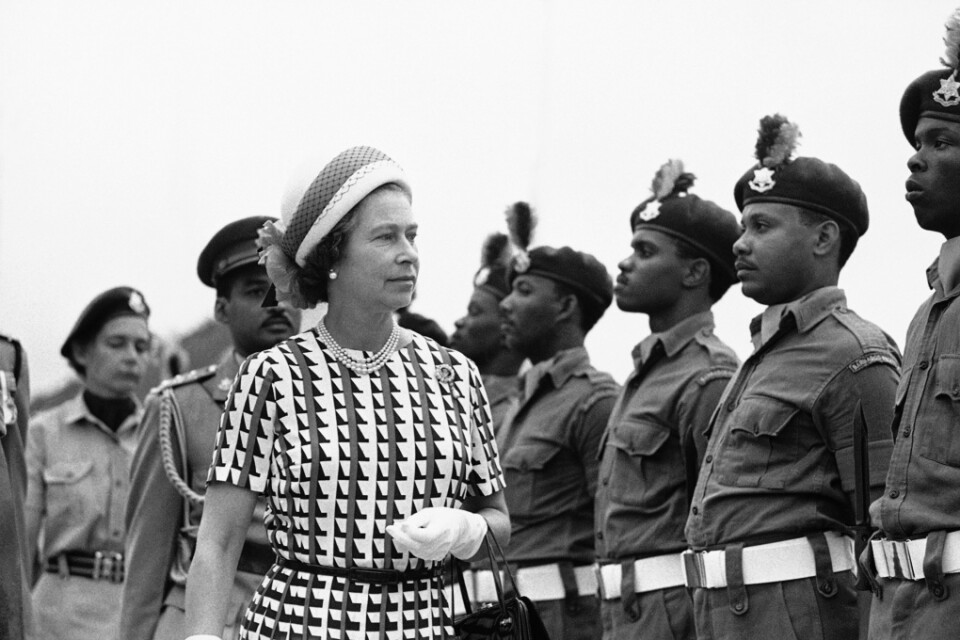 Drottning Elizabeth besökte Barbados i oktober 1977, och togs emot av en hedersvakt på flygplatsen.