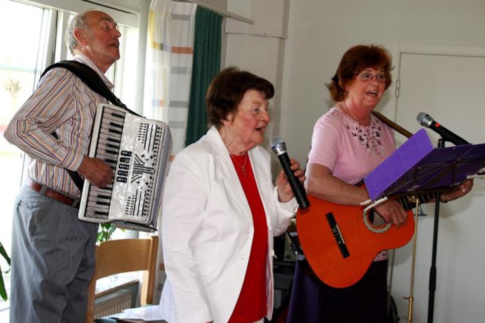 Allan, Greta och Maj-Britt från Sandared och Borås inledde sångstunden.