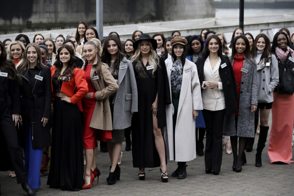 Här samlas deltagarna i årets "Miss World" vid ett fototillfälle i London den 21 november. Tävlingen hålls i december. Arkivbild.
