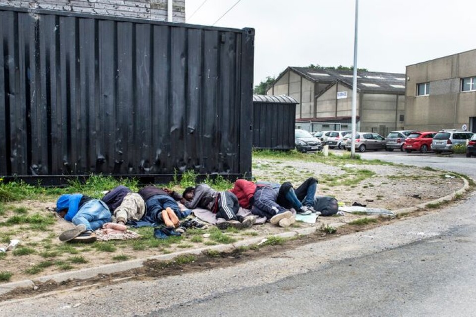Migranter som sover under bar himmel i lägret vid Calais vid franska kusten där tågen till Storbritannien går.
