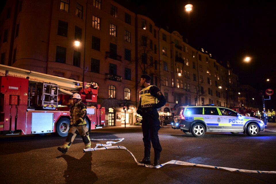 Kraftig rök spreds från en restaurangbrand i centrala Stockholm och polisen spärrade av gatan.