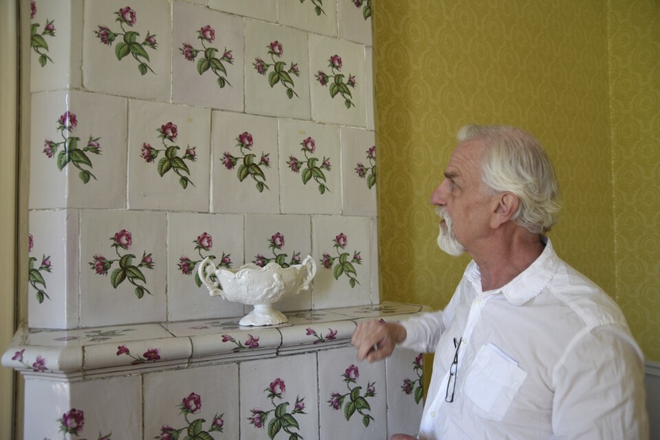 Bengt Lindholm begrundar en av alla de pampiga kakelugnar som finns på Österbybruks herrgård.