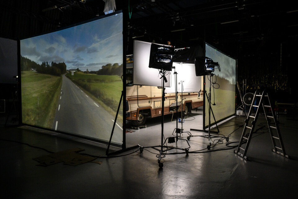 Med två stora filmdukar med förinspelat material skapas illusionen av att husbilen är ute och kör på riktigt. I verkligheten står den nu i slutet av inspelningarna uppställd i en studio i Göteborg.