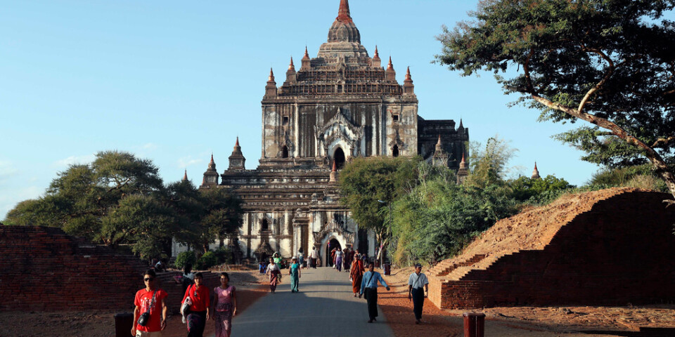 Turister besöker antika tempel i Myanmar i oktober 2019. Nu vill juntan återigen öppna upp landet för turister.