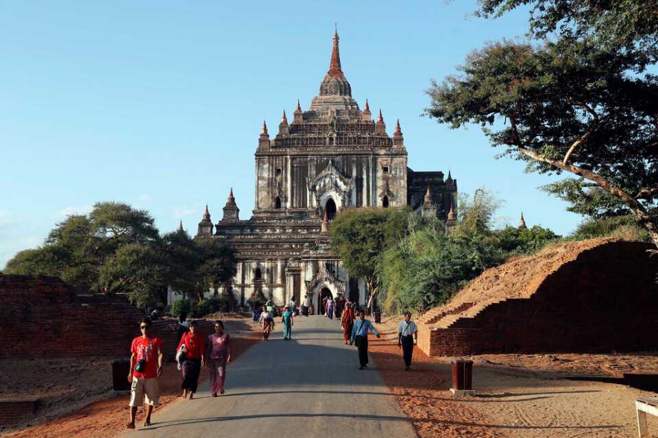 Turister besöker antika tempel i Myanmar i oktober 2019. Nu vill juntan återigen öppna upp landet för turister.
