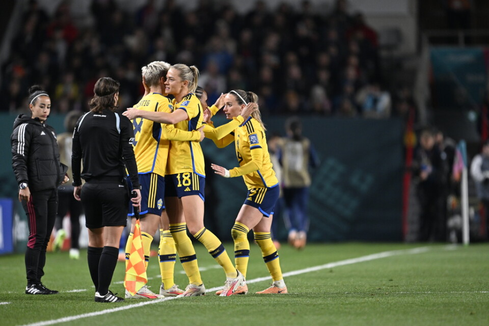 Sveriges Fridolina Rolfö och Kosovare Asllani byttes ut i VM-kvartsfinalen mot Japan i Auckland.
