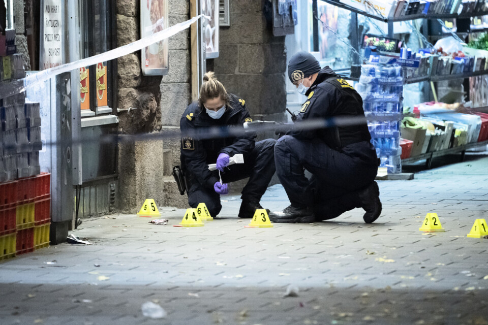 Polisens kriminaltekniker säkrar spår efter en skottlossning vid en pizzeria vid Möllevångstorget i Malmö natten till söndag. En 15-årig pojke dog, en annan pojke fick livshotande skador. Arkivbild.