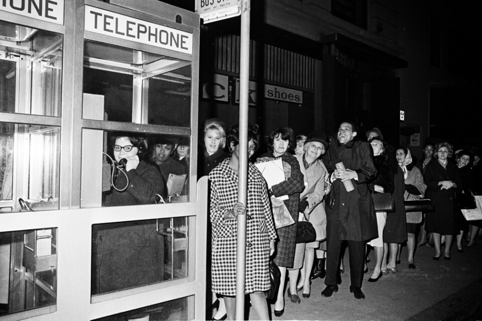 Telefonkiosken har fått stryka på foten i och med mobilens utveckling. Här en telefonkö i New York 1956 under ett stort strömavbrott.