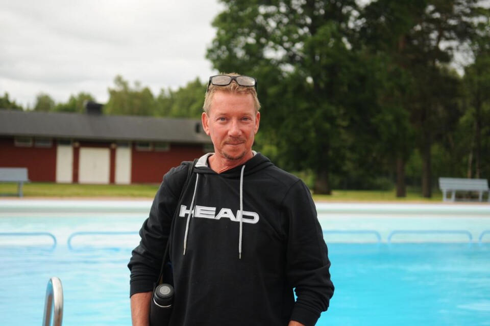 2 Björn Sandelin, simtränare, säger att det blir bra kvalitet på lärandet med fyra barn på en ledare, men att de hade hoppats på dubbelt så många barn och två ledare i stället.