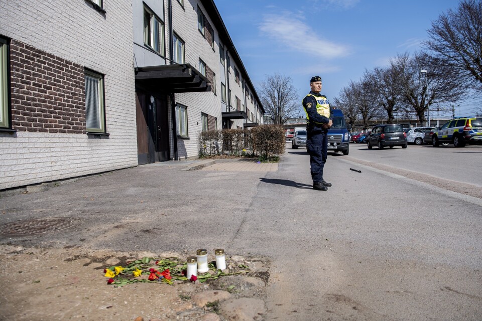 Blommor och ljuslyktor har placerats vid mordplatsen på Järnvägsgatan i centrala Alvesta.