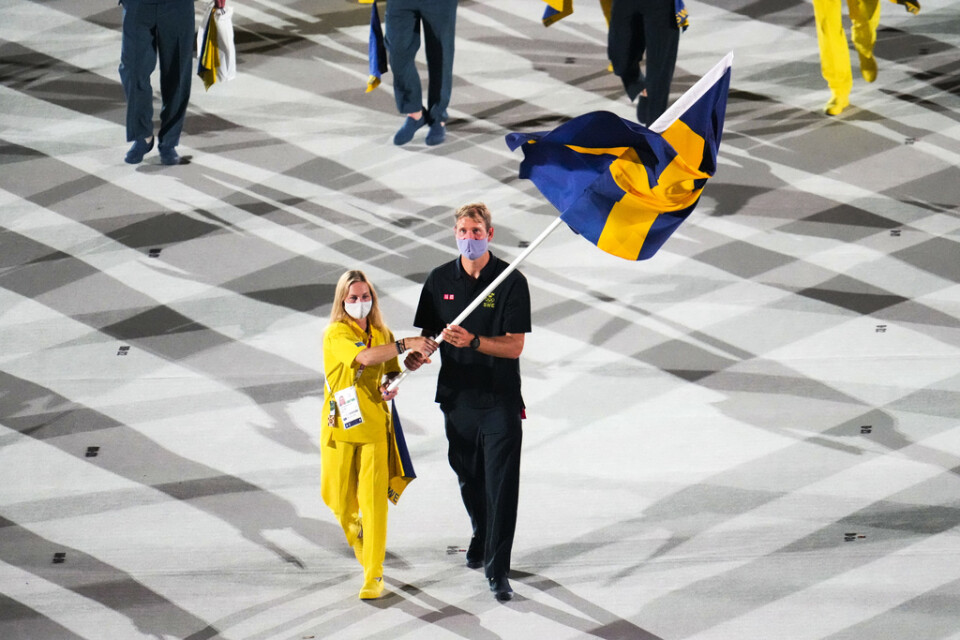 Sara Algotsson Ostholt och Max Salminen bar Sveriges fana vid invigningen av sommar-OS i Tokyo.