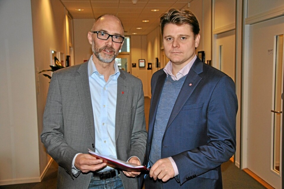 Socialdemokraterna Rickard Larsson och Niklas Karlsson efterlyser en öppen konsekvensbeskrivning av försäljningen av 27 vårdfastigheter i Skåne.
