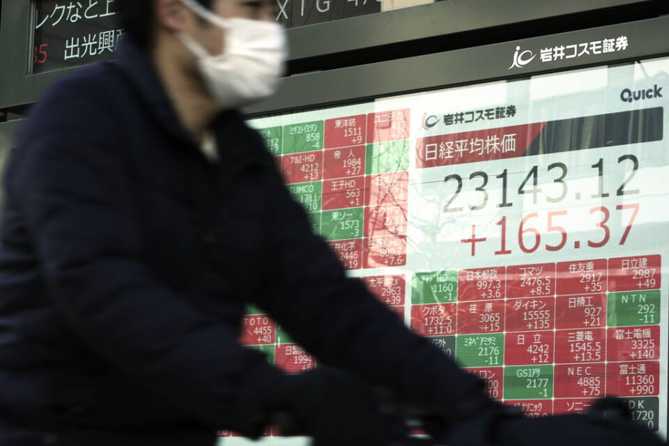 Ansiktsmaskerna är på i Tokyo, men det hindrar inte börsen från att stiga. Bild från förra veckan.