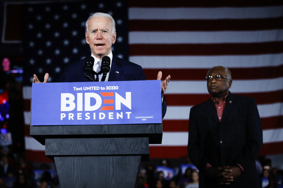 Att den svarte kongressledamoten och majoritetsledaren James Clyburn ställde sig bakom Joe Biden inför primärvalet i hemstaten South Carolina verkar ha gett Biden en knuff framåt. Här syns de vid ett valmöte i Columbia, South Carolina, på själva primärvalsnatten.