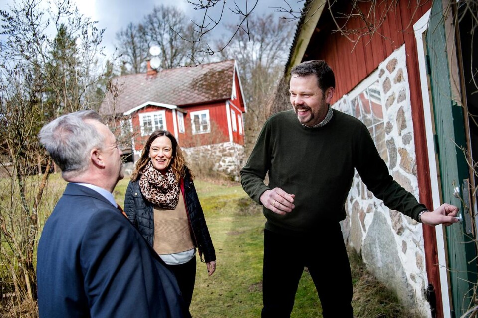 Lars Sällström hälsar landsbygdsministern välkommen in.
