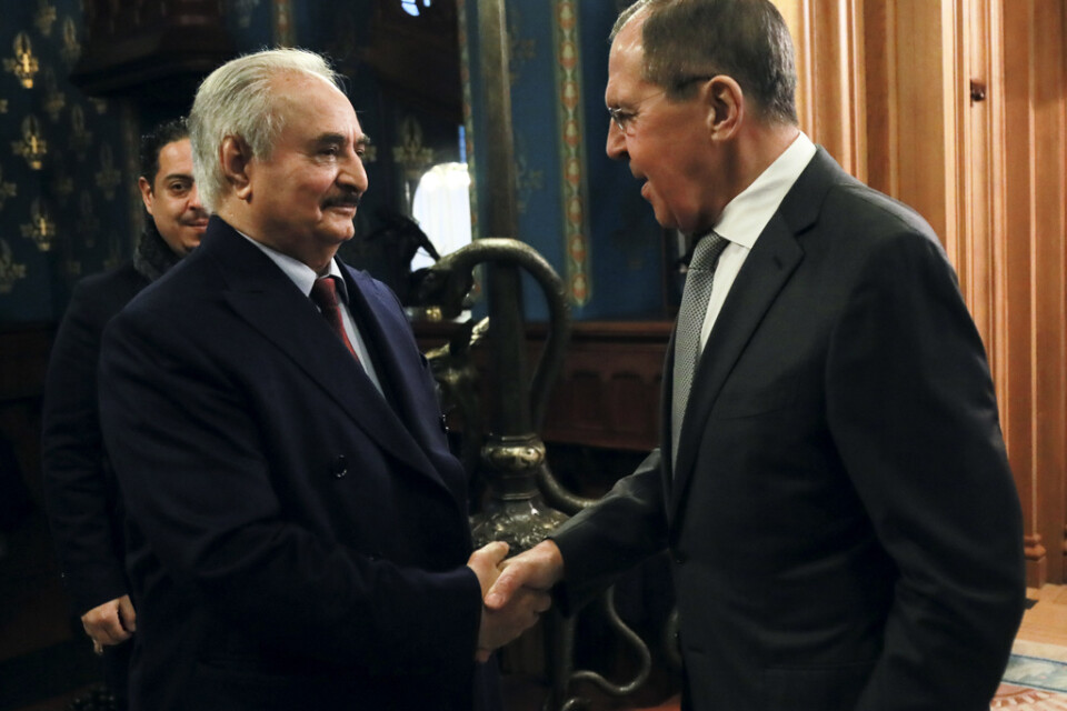 Khalifa Haftar skakar hand med Rysslands utrikesminister Sergej Lavrov vid måndagens samtal i Moskva.