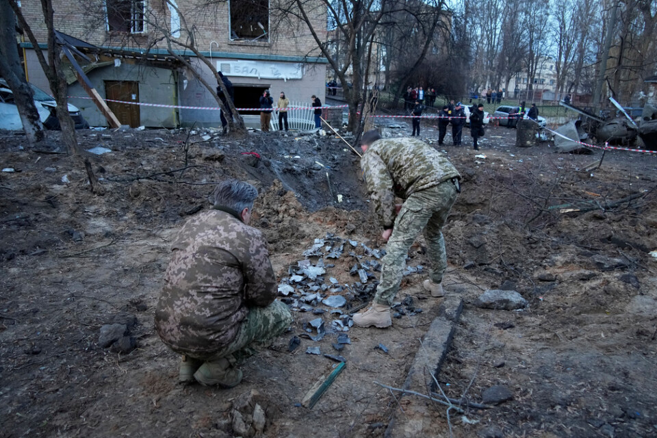 Ukrainska experter undersöker nedslagsplatser efter ryska attacker mot huvudstaden Kiev.