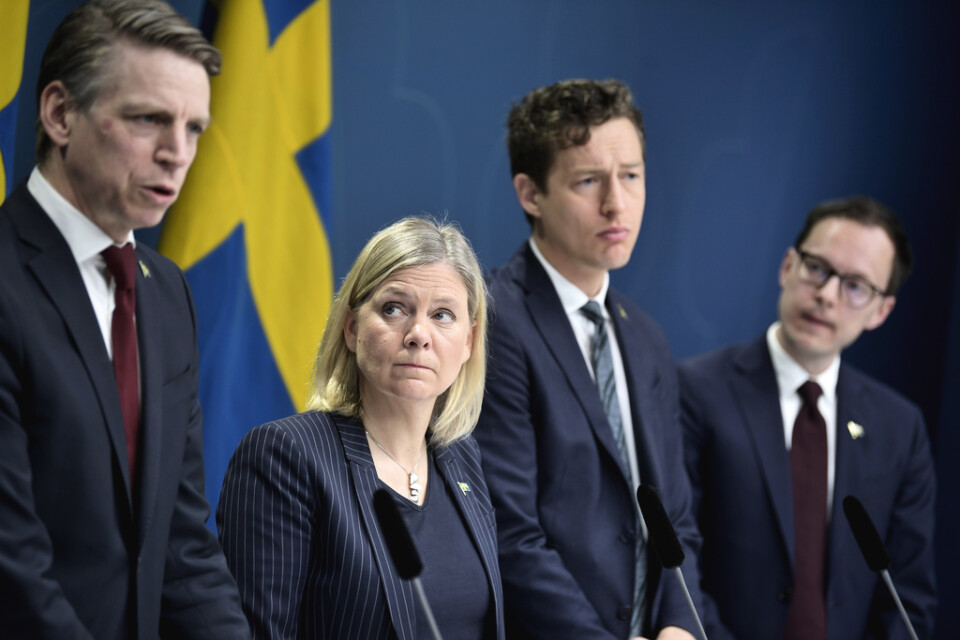 Finansminister Magdalena Andersson (S), Emil Källström, ekonomisk-politisk talesperson i Centerpartiet, och Mats Persson, ekonomisk-politisk talesperson i Liberalerna, presenterar nya budgetåtgärder med anledning av coronaviruset.
