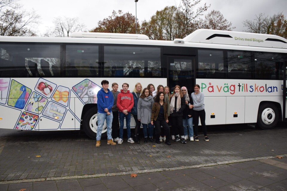Klass 9b-f på Nosabyskolan har varit med och gjort teckningar till Kommunens första biogasdrivna skolbuss.