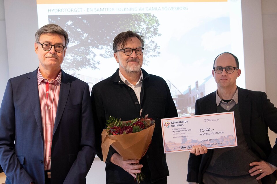 Thorwald Hasselbring (t v), Karl Palmgren och Fredrik Wikberg vid tisdagens prisutdelning kring arkitekttävlingen om Hydrotomten vid järnvägsstationen.