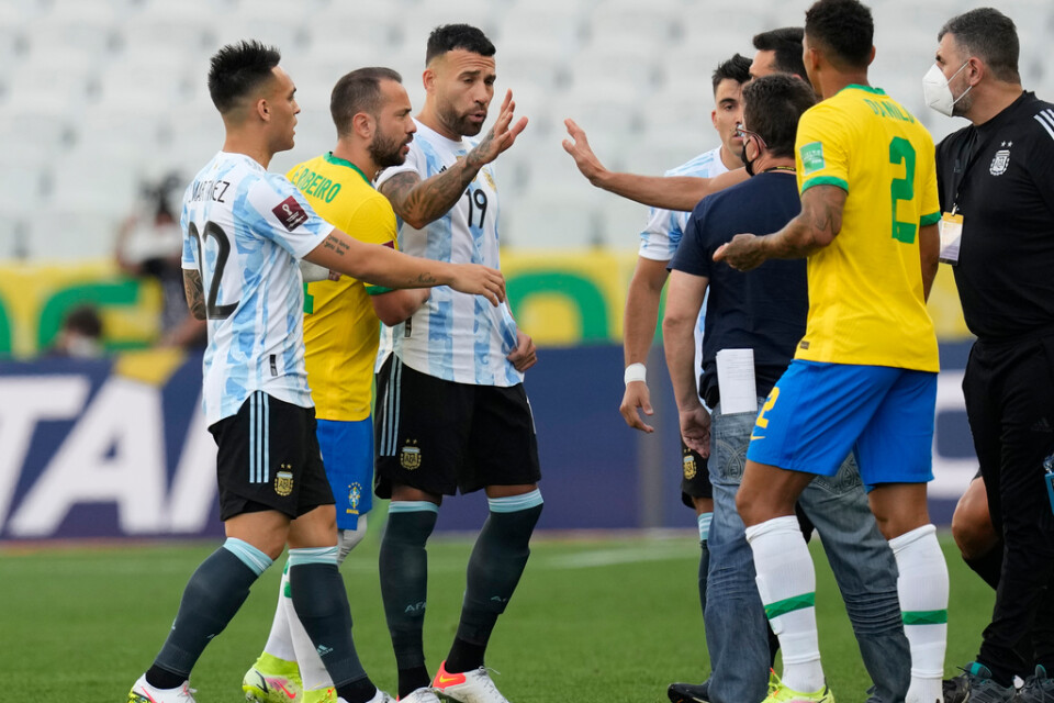 Argentinska och brasilianska spelare och ledare i häftig diskussion i samband med VM-kvalmatchen som fick avbrytas. Arkivbild.