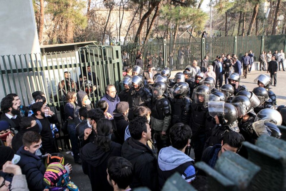 Iransk polis hindrar studenter i Teheran att ansluta sig till demonstranterna. Bilden är tagen av en privatperson.