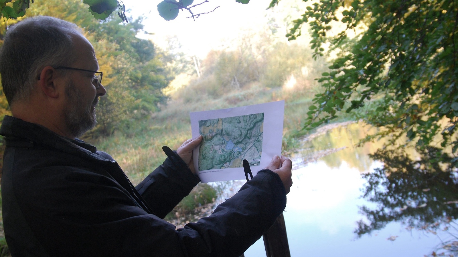Kommunekologen Lars-Erik Williams hoppas kunna rensa befintliga dammar på slam och dessutom utvidga naturområdet utanför Sösdala med två nya våtmarker. Foto: Kristina Höjendal