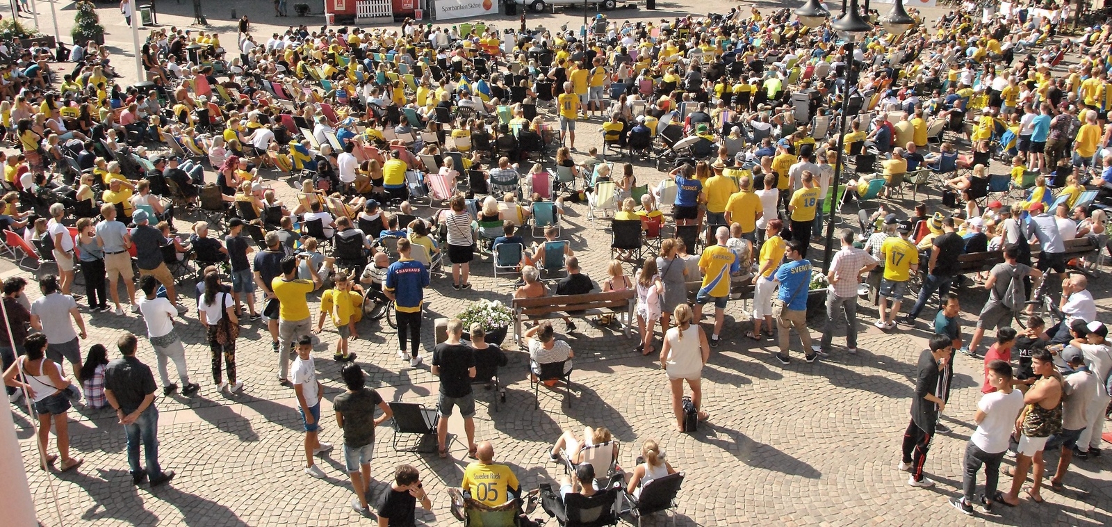 Många hade tagit sig till Stortorget för att se Sverige möta England på storbildsskärm i Hässleholm.
foto: bella Bryngelson
