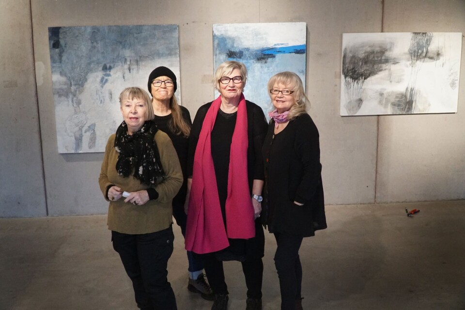 Marianne Abelsson, Annika Edberg, Ulla Janson och Ingalill Sjöholm ställer ut på Glasets hus tillsammans med Katarina Fornell, som saknas på bilden. Det är Katarina Fornells målningar i bakgrunden.