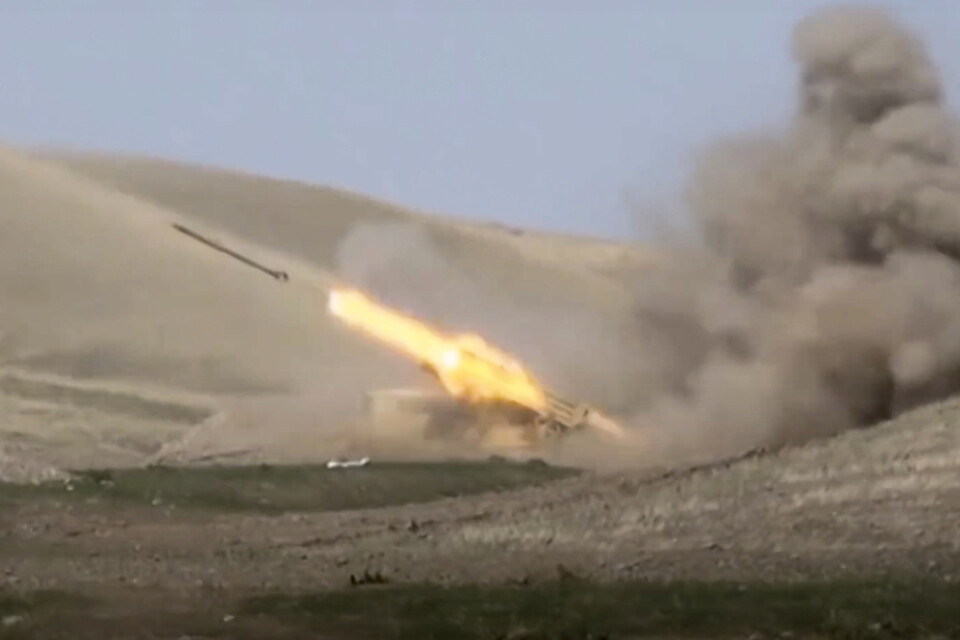 Bild från Azerbajdzjans försvarsdepartement från i söndags visar hur en azerisk missil avfyras i Nagorno-Karabach.