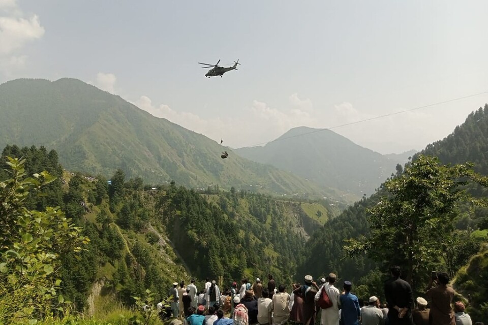 Två vuxna och sex barn fastnade 275 meter över marken efter att en linbana gått sönder i Pakistan.