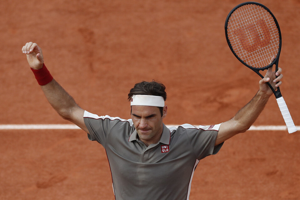 Roger Federer jublar efter att ha slagit landsmannen Stan Wawrinka i kvartsfinal.
