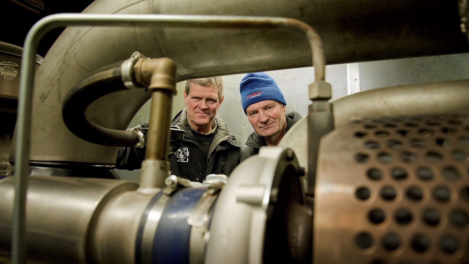 Peter och Torbjörn Strid är nöjda med sin investering i biogas som ger både värme och el. Foto: Jakob Hydén