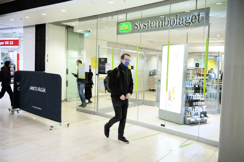 Systembolaget i Liljeholmen har satt upp ett nytt kösystem om det skulle bli för många människor i butiken.