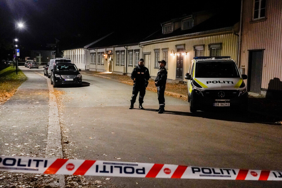 Polisen undersöker Kongsberg centrum efter pilbågsattacken.