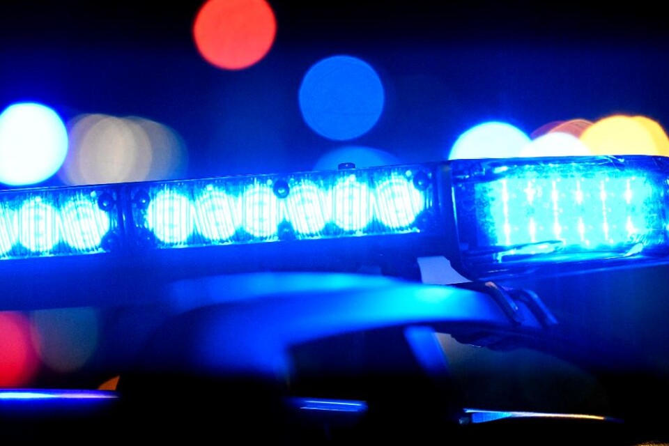 Två rånare utgav sig för att vara civilpoliser. Liknande rån har skett på andra håll i Skåne.