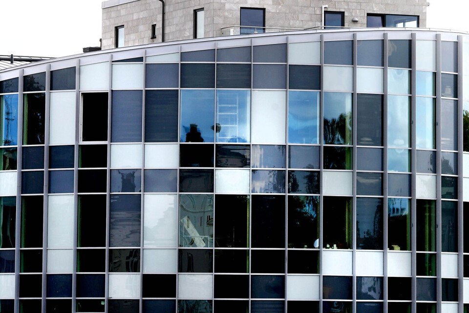 ”Den malplacerade modernistiska byggnaden 'Glaspaviljongen' skymmer den vackra anrika brandstationen”, menar insändarskribenten.