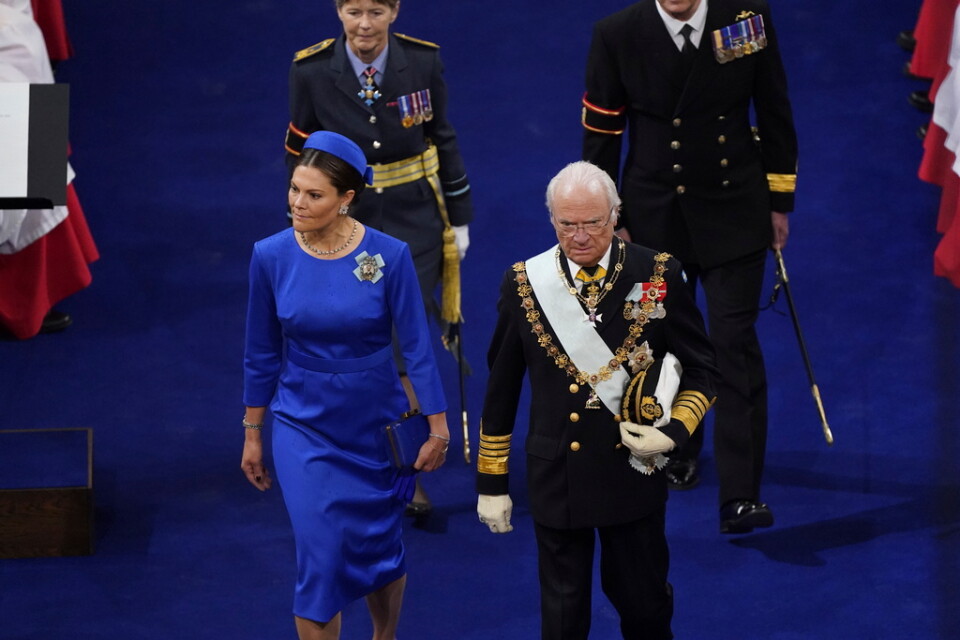 Sveriges kung Carl Gustaf och kronprinsessan Victoria anländer till kröningen.