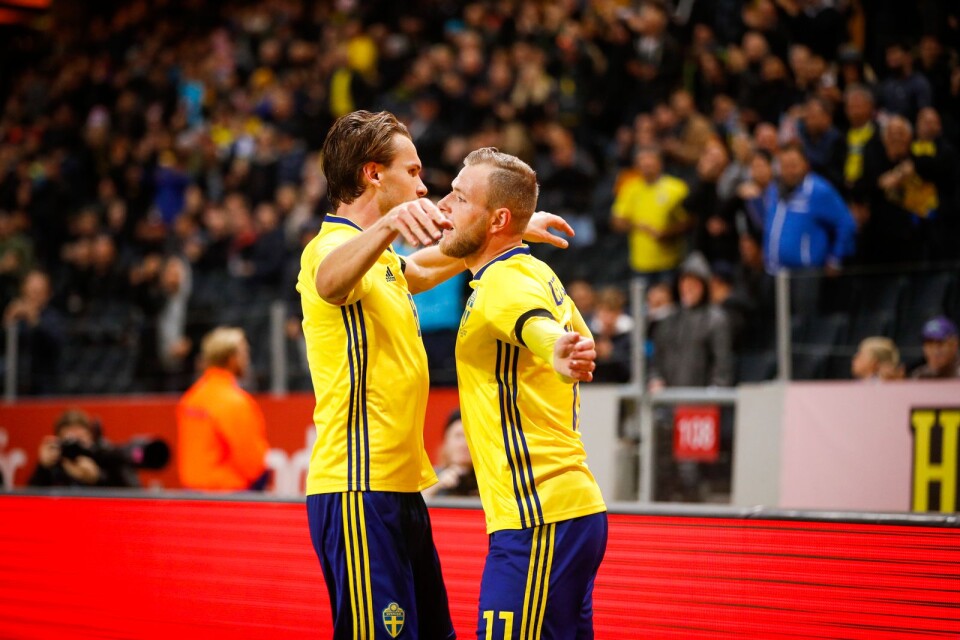 Sveriges John Guidetti (th) gratuleras av Albin Ekdal efter sitt 1–0 mål.