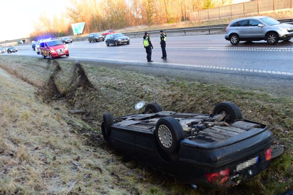 En personbil voltade av E22 vid trafikplats Härlöv.