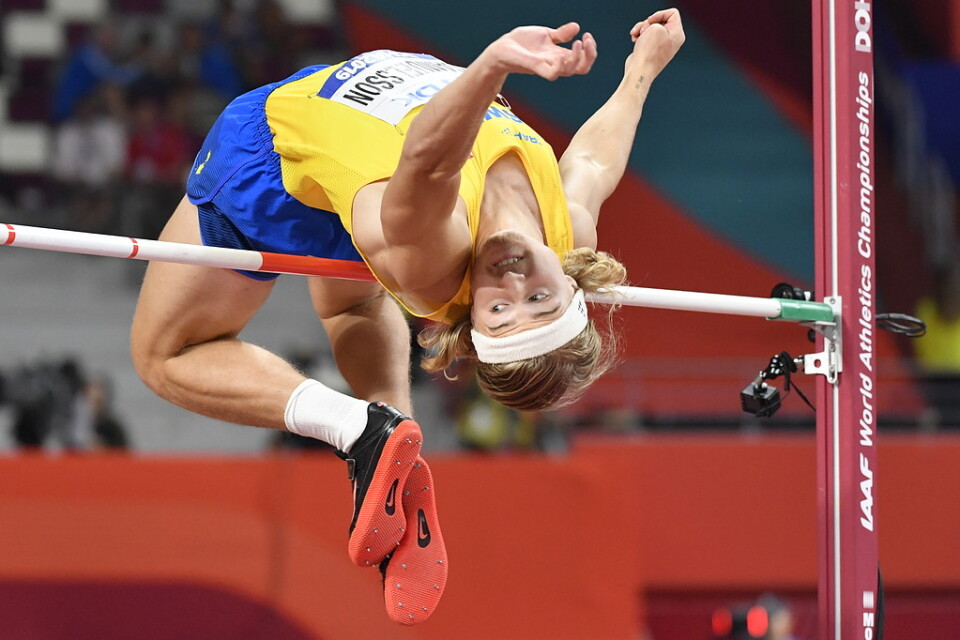 Tiokamparen Fredrik Samuelsson under höjdhoppstävlingen vid friidrotts-VM i Doha.
