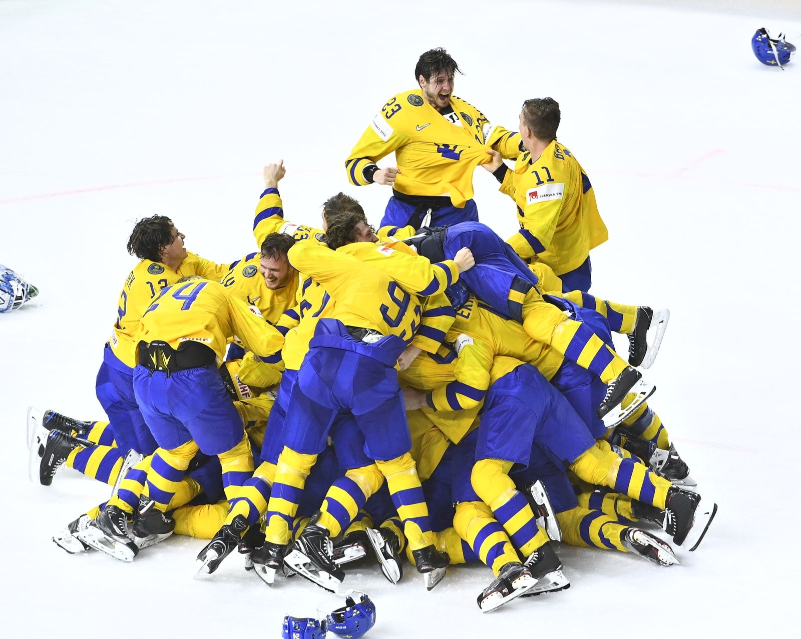 KÖPENHAMN 20180520
Sverige jublar efter segern i finalen i ishockey-VM mellan Sverige och Schweiz i Royal Arena.
Tre Kronor vann med 3ó2 efter straffläggning.
Foto: Claudio Bresciani / TT / Kod 10090 ***Bilden ingår i SPORTPAKETET. För övriga BETALBILD***