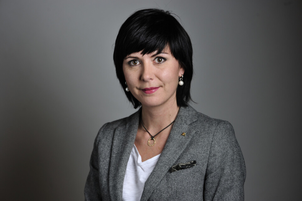 Cecilie Tenfjord Toftby, riksdagsledamot för Moderaterna, kritiserade statsministerns galleriabesök under en telefonintervju när hon själv befann sig i Spanien.